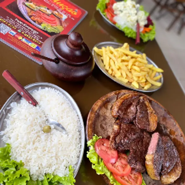 Picanha na tábua do Revolução, com arroz, fritas e salada
